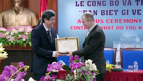 Entrega de premios del Concurso "Qué conoce usted de Vietnam" 2015